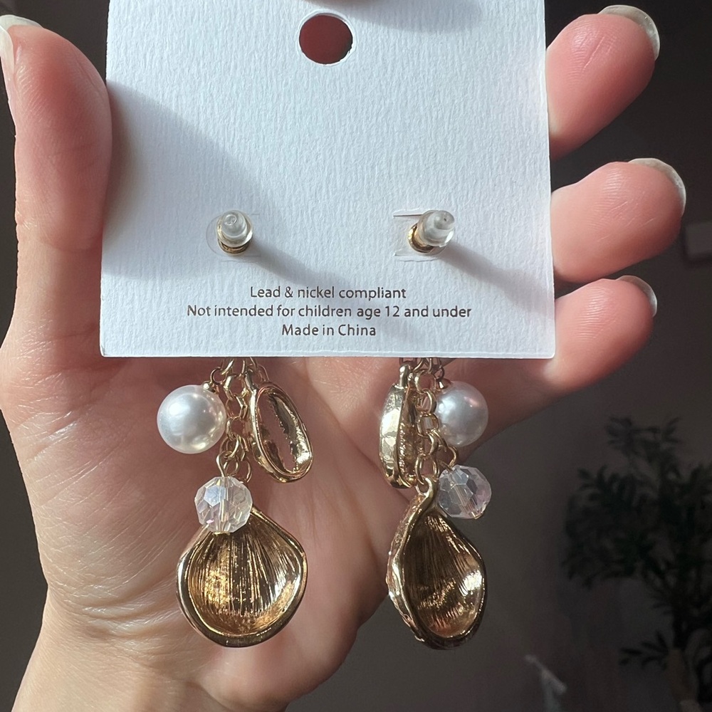 Gold Shell Dangle Earrings 🐚 - Picture 3 of 4